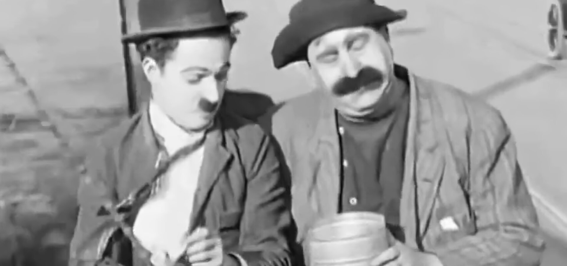 Chaplin stěhuje piáno