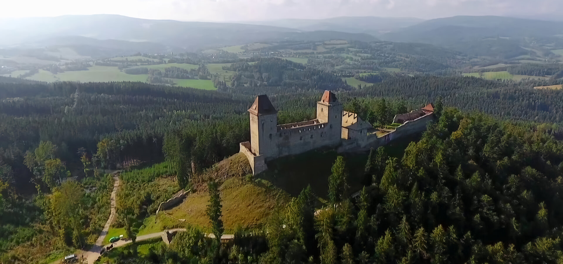 Krajinou příběhů českých hradů známých i neznámých