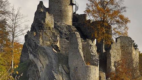 Krajinou příběhů českých hradů známých i neznámých
