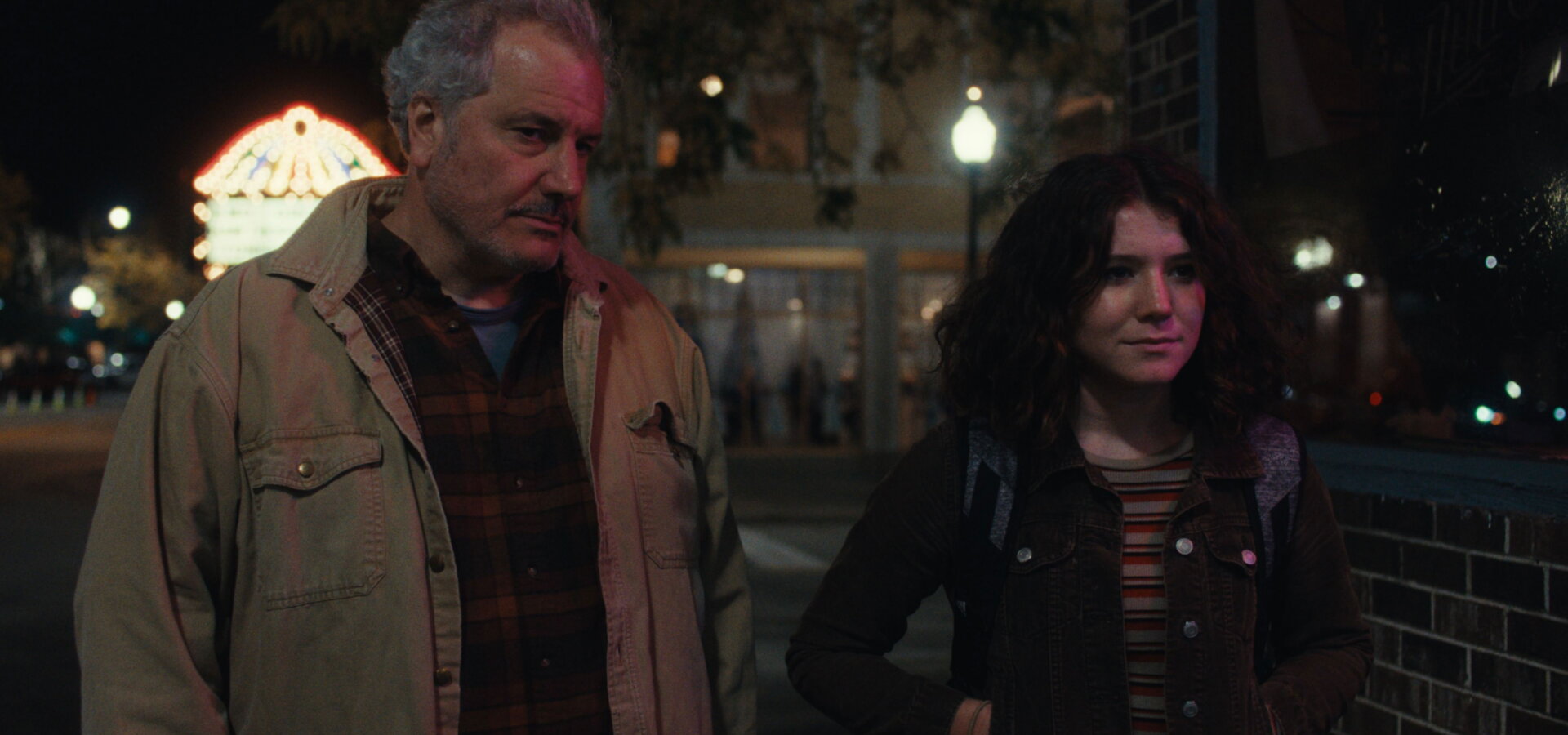 Před oponou, za oponou