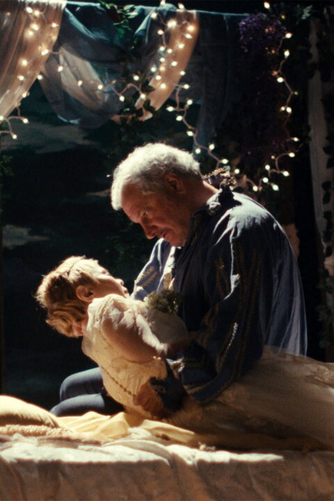 Před oponou, za oponou