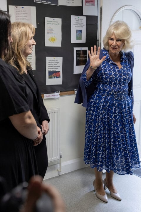 Královna Camilla za zavřenými dveřmi